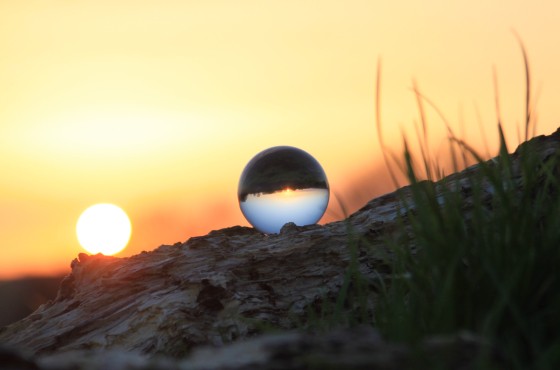 Glazen bol met achtergrond van zonsopgang