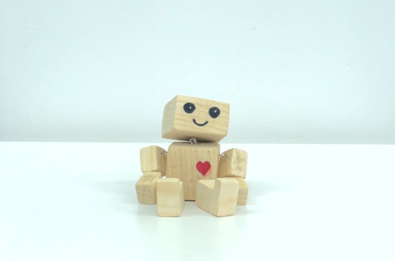 Houten robot tegen lichtgrijze achtergrond