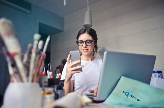 Vrouw in atelier met smartphone
