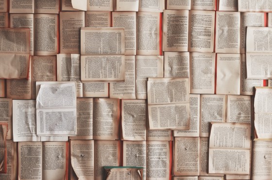 Een verzameling boeken en papieren