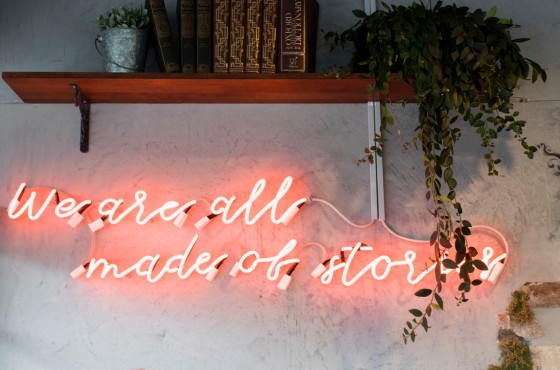 Neonletters-tekst-op-muur-leden