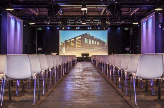 Zaal met stoelen en scherm